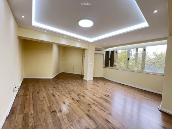 Tirane, jepet me qera zyre Kati 2, 80 m² 900 € (9 kateshet)