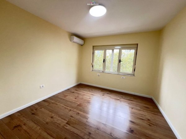 Tirane, jepet me qera zyre Kati 2, 80 m² 900 € (9 kateshet)