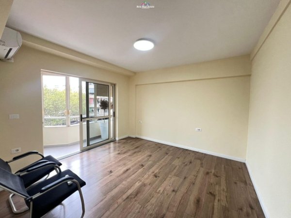 Tirane, jepet me qera zyre Kati 2, 80 m² 900 € (9 kateshet)