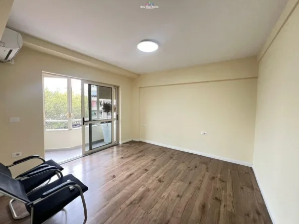 Tirane, jepet me qera zyre Kati 2, 80 m² 900 € (9 kateshet)