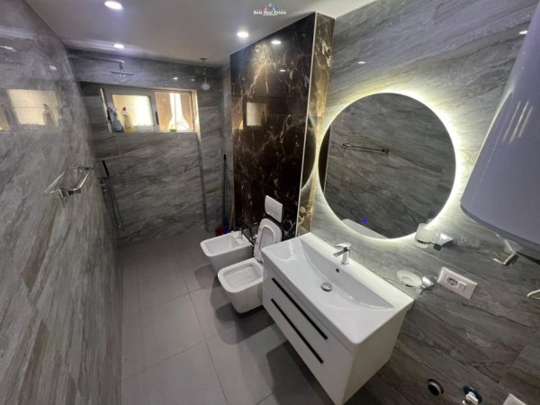 Tirane, jepet me qera zyre Kati 2, 80 m² 900 € (9 kateshet)