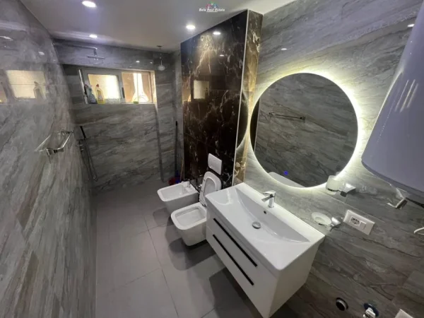 Tirane, jepet me qera zyre Kati 2, 80 m² 900 € (9 kateshet)