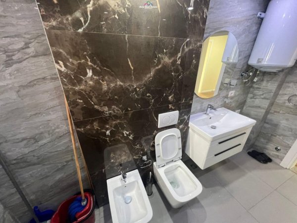 Tirane, jepet me qera zyre Kati 2, 80 m² 900 € (9 kateshet)