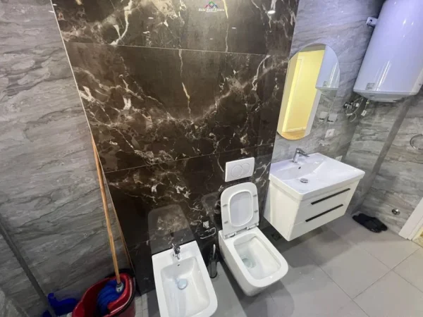 Tirane, jepet me qera zyre Kati 2, 80 m² 900 € (9 kateshet)