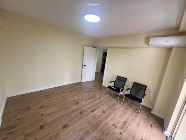 Tirane, jepet me qera zyre Kati 2, 80 m² 900 € (9 kateshet)
