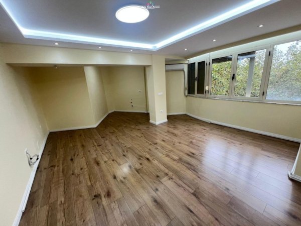 Tirane, jepet me qera zyre Kati 2, 80 m² 900 € (9 kateshet)