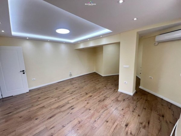 Tirane, jepet me qera zyre Kati 2, 80 m² 900 € (9 kateshet)