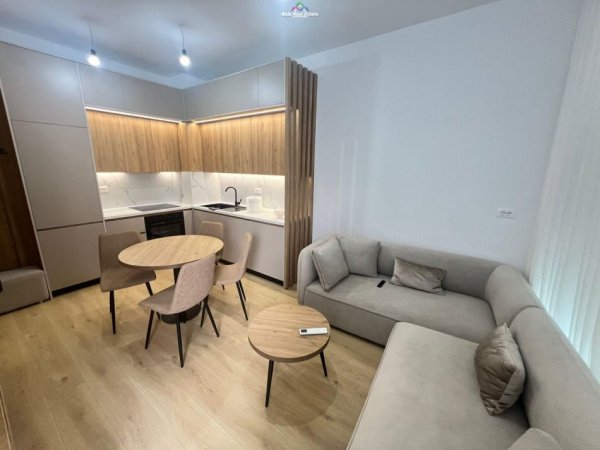 Tirane, jepet me qera apartament 1+1+Ballkon Kati 7, 70 m² 500 € (ali demi)