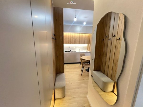 Tirane, jepet me qera apartament 1+1+Ballkon Kati 7, 70 m² 500 € (ali demi)