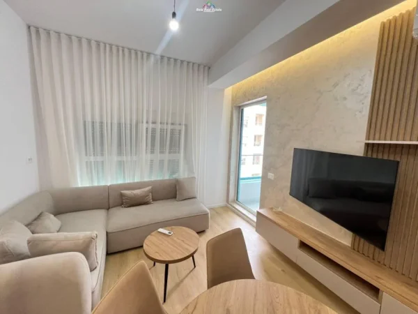 Tirane, jepet me qera apartament 1+1+Ballkon Kati 7, 70 m² 500 € (ali demi)