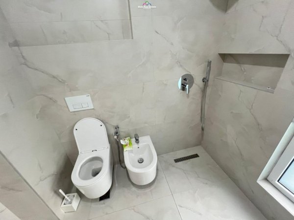 Tirane, jepet me qera apartament 1+1+Ballkon Kati 7, 70 m² 500 € (ali demi)