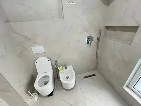 Tirane, jepet me qera apartament 1+1+Ballkon Kati 7, 70 m² 500 € (ali demi)