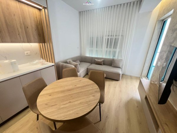 Tirane, jepet me qera apartament 1+1+Ballkon Kati 7, 70 m² 500 € (ali demi)