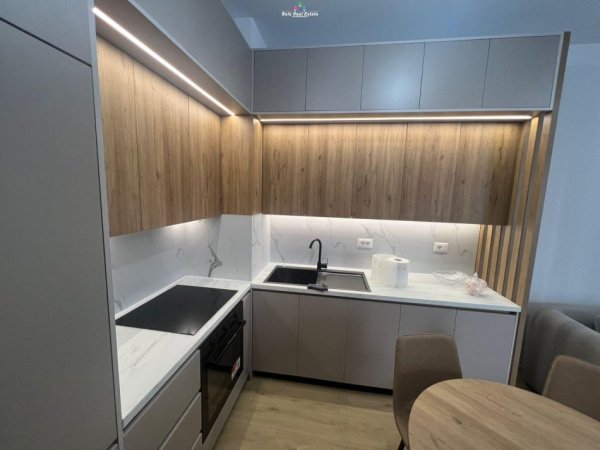 Tirane, jepet me qera apartament 1+1+Ballkon Kati 7, 70 m² 500 € (ali demi)