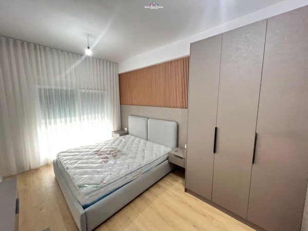 Tirane, jepet me qera apartament 1+1+Ballkon Kati 7, 70 m² 500 € (ali demi)