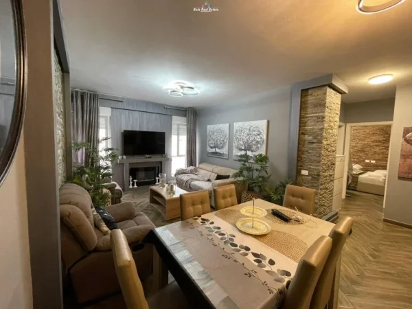 Tirane, jepet me qera apartament 2+1 Kati 4, 98 m² 700 € (21 dhjetori)