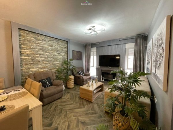Tirane, jepet me qera apartament 2+1 Kati 4, 98 m² 700 € (21 dhjetori)