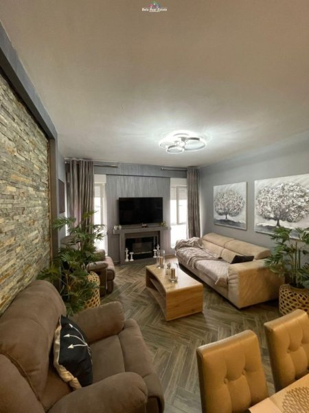 Tirane, jepet me qera apartament 2+1 Kati 4, 98 m² 700 € (21 dhjetori)