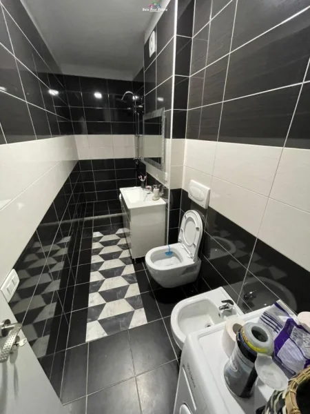 Tirane, jepet me qera apartament 1+1+Ballkon Kati 4, 57 m² 500 € (selite)