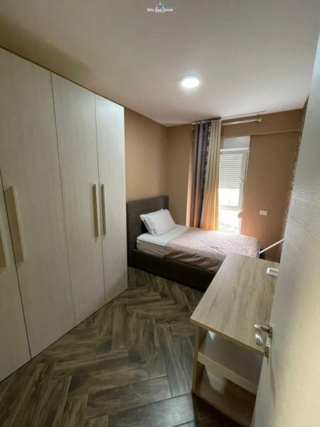 Tirane, jepet me qera apartament 1+1+Ballkon Kati 4, 57 m² 500 € (selite)