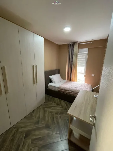 Tirane, jepet me qera apartament 1+1+Ballkon Kati 4, 57 m² 500 € (selite)