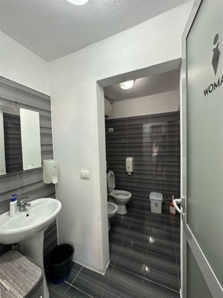 Tirane, jepet me qera zyre Kati 2, 180 m² 4.000 € (myslym shyri)