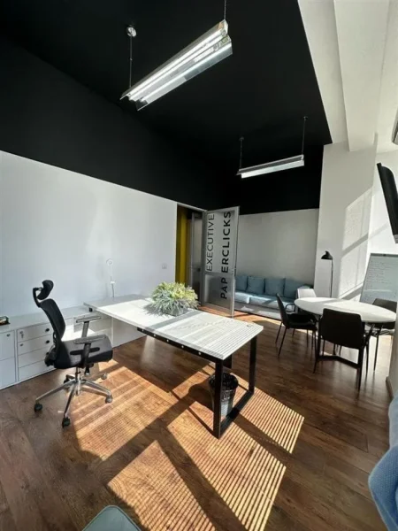 Tirane, jepet me qera zyre Kati 2, 180 m² 4.000 € (myslym shyri)