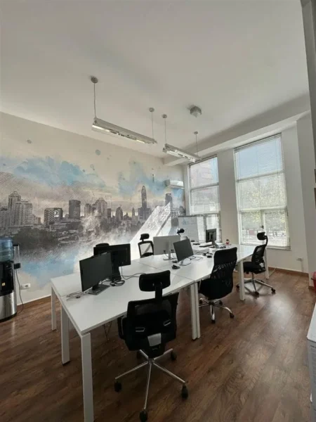 Tirane, jepet me qera zyre Kati 2, 180 m² 4.000 € (myslym shyri)