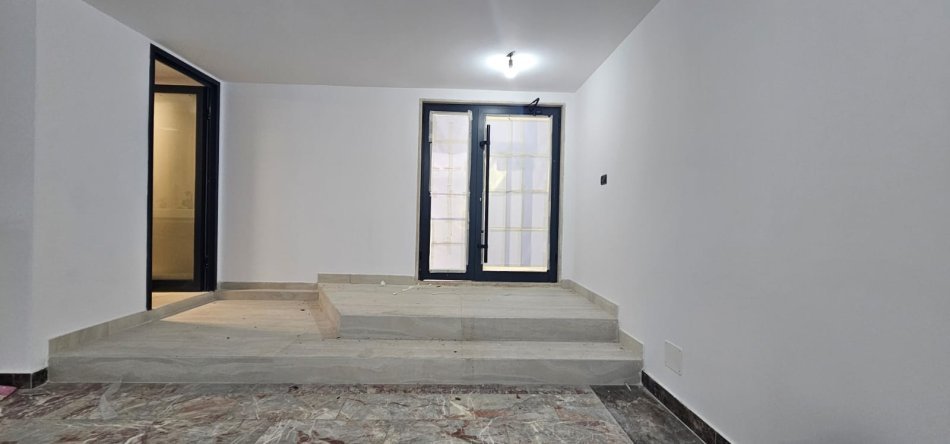 Tirane, jepet me qera dyqan Kati 0, 200 m² 3.800 € (BLLOKU)