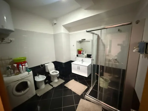 Tirane, jepet me qera apartament 2+1+Aneks+Ballkon Kati 6, 84 m² 600 € (St Trenit Bulevardi Ri)