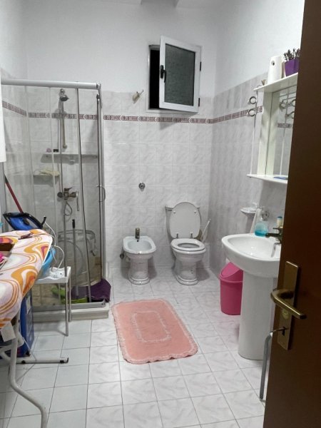 Tirane, jepet me qera shtepi 3+1+Ballkon , 111 m² 750 € (Rruga Bardhyl)