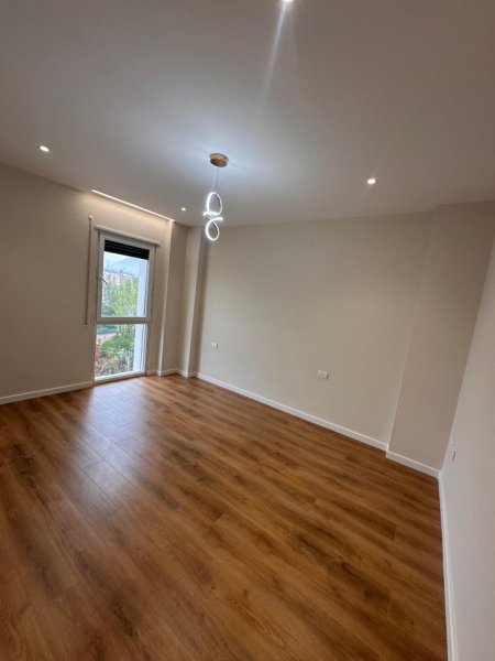 Tirane, shes apartament 2+1+Ballkon , 119 m² 185.000 € (bulevardi i ri)