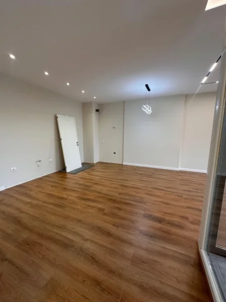 Tirane, shes apartament 2+1+Ballkon , 119 m² 185.000 € (bulevardi i ri)