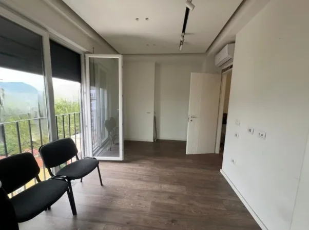 Tirane, shitet apartament 3+1+Ballkon , 110 m² 300.000 € (21 Dhjetori)