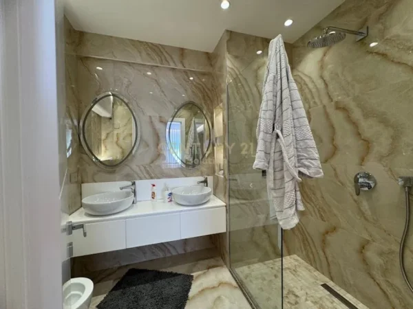 Tirane, jepet me qera apartament 2+1+Aneks+Ballkon Kati 3, 105 m² 1.500 € (Liqeni thate)