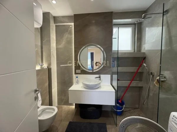 Tirane, jepet me qera apartament 2+1+Aneks+Ballkon Kati 3, 105 m² 1.500 € (Liqeni thate)