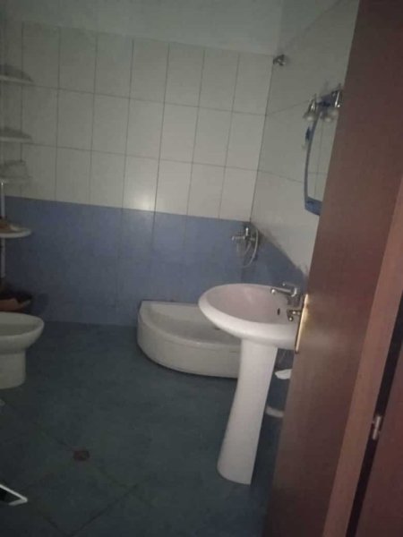 Tirane, jap me qera apartament 1+1+Ballkon , 300 € (Tek Treshi, Kthesa e Kamzes)