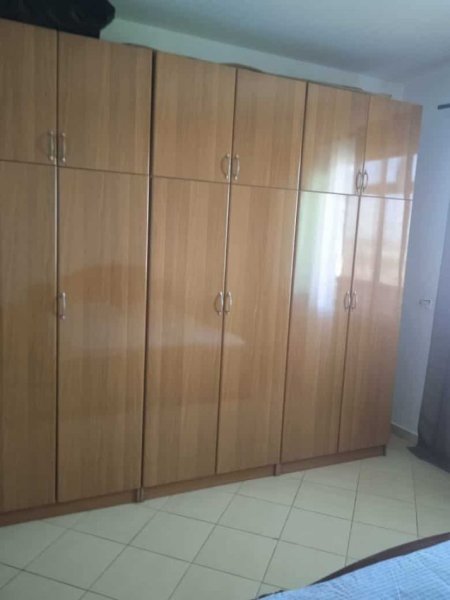 Tirane, jap me qera apartament 1+1+Ballkon , 300 € (Tek Treshi, Kthesa e Kamzes)