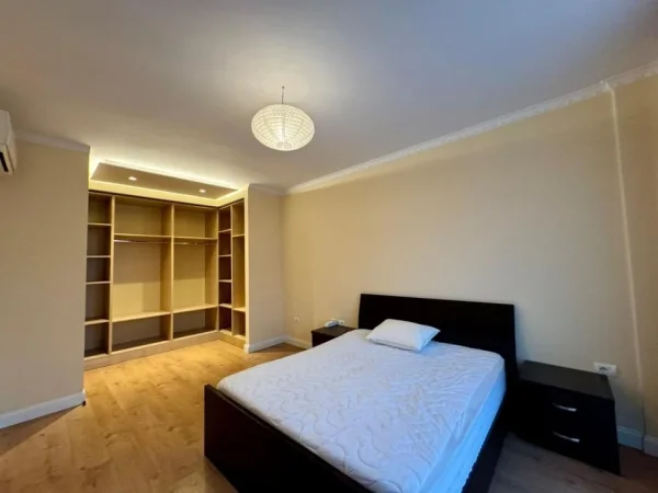 Tirane, jepet me qera apartament 2+1 Kati 5, 550 € (Xhanfize keko)