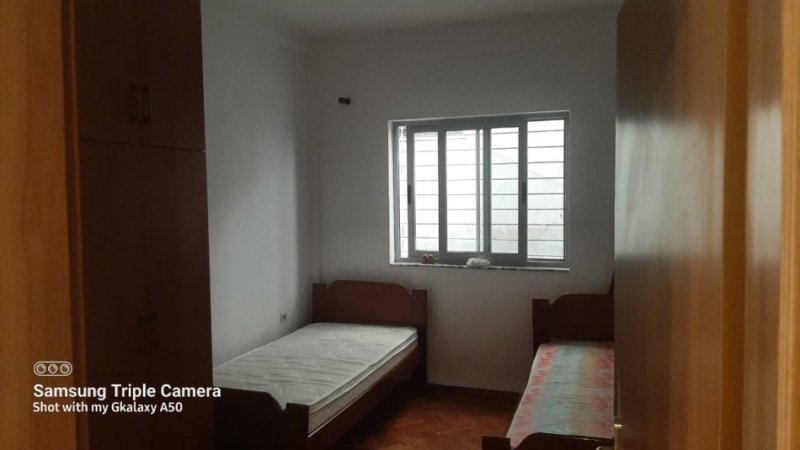 Tirane, jepet me qera Vile 2+1 Kati 2, 80 m² 400 € (Pranë Shkollës Tirana Jonë, tek 5 Maj, Tiranë)