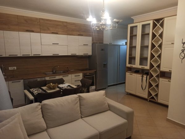 Tirane, jepet me qera apartament 3+1 Kati 1, 130 m² 750 € (Liqeni i thate)