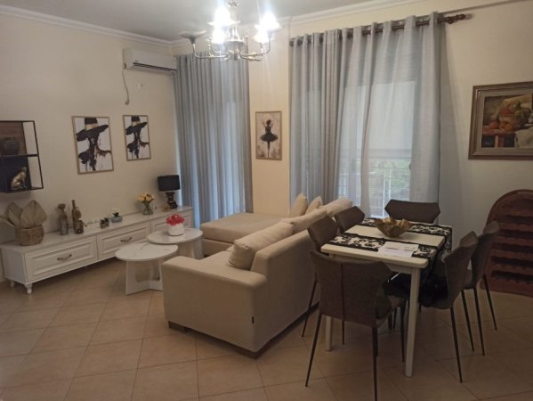 Tirane, jepet me qera apartament 3+1 Kati 1, 130 m² 750 € (Liqeni i thate)