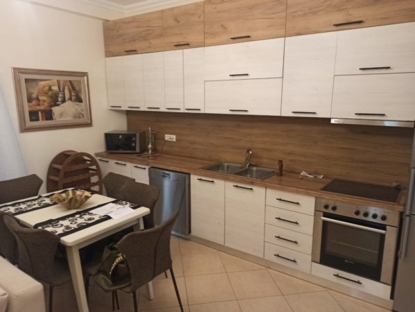 Tirane, jepet me qera apartament 3+1 Kati 1, 130 m² 750 € (Liqeni i thate)