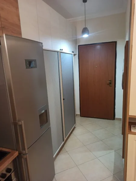 Tirane, jepet me qera apartament 3+1 Kati 1, 130 m² 750 € (Liqeni i thate)