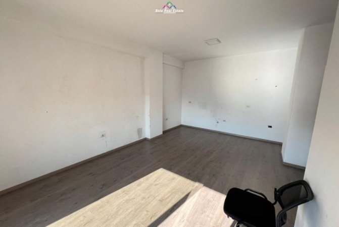 Tirane, jepet me qera zyre Kati 7, 105 m² 550 € (prane UET)