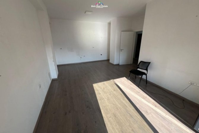Tirane, jepet me qera zyre Kati 7, 105 m² 550 € (prane UET)