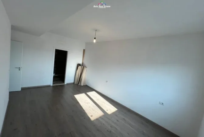 Tirane, jepet me qera zyre Kati 7, 105 m² 550 € (prane UET)
