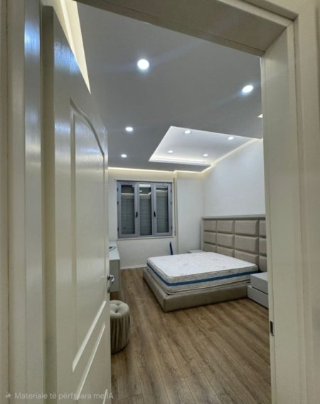 Tirane, jepet me qera apartament 2+1 , 130 m² 1.000 € 