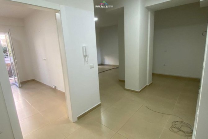 Tirane, jepet me qera zyre Kati 2, 93 m² 1.000 € (prane Universitetit Marin Barleti)