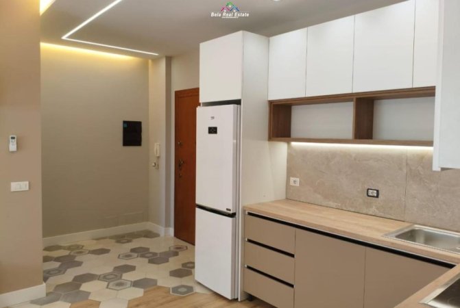 Tirane, jepet me qera apartament 2+1+Ballkon Kati 7, 80 m² 800 € (prane Big Market)